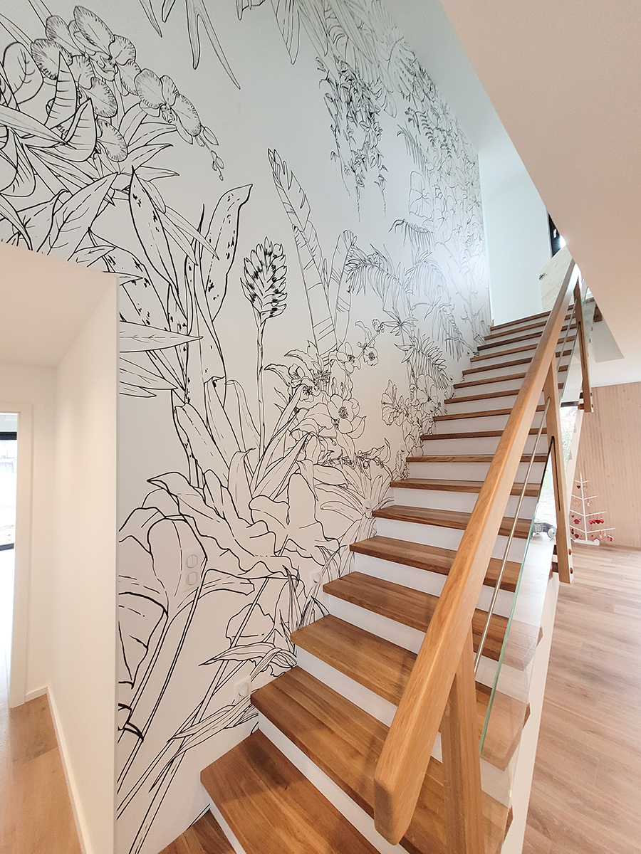 papier-peint-panoramique-jungle-tropical-noir-et-blanc-ohmywall-sur-mesure-escalier.jpg